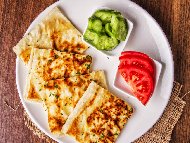 Рецепта Турски банички гюзлеми с домашно тесто, праз лук и сирене на сач